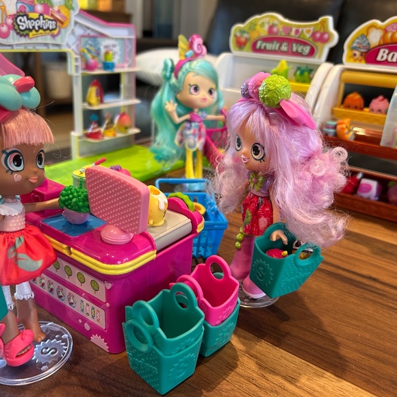 Lot of Hundres of Shopkins - Picture 4 of 13